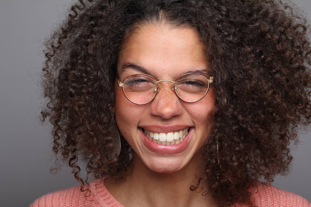 Happy black woman in glasses - Foto, Imagen