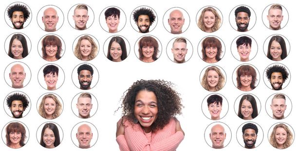 Mujer afroamericana sonriente sobre fondo de iconos con caras de personas
 - Foto, Imagen