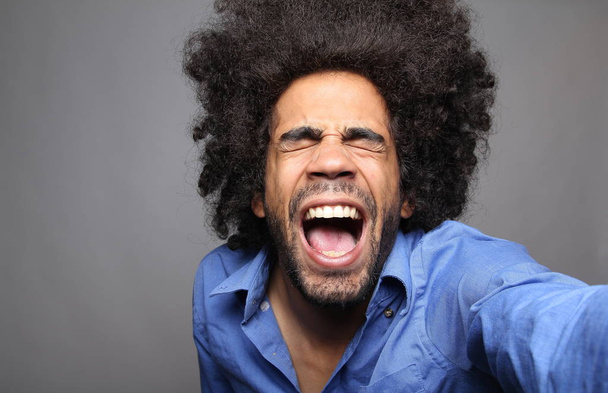 Screaming black man with big hair - Фото, зображення