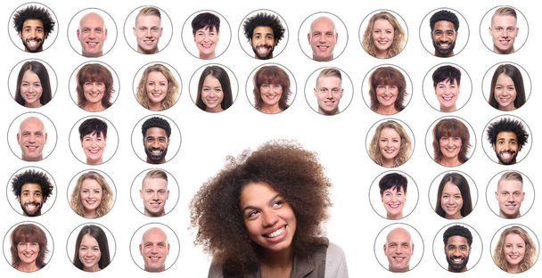 İnsanlar yüzleri ile simgeler arka planda Gülümseyen afro-amerikan kadın - Fotoğraf, Görsel