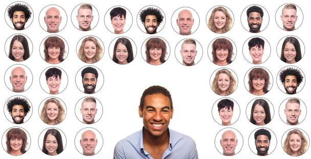 Αφροαμερικανός άνθρωπος χαμογελά στο φόντο των εικονιδίων με τους ανθρώπους που αντιμετωπίζουν - Φωτογραφία, εικόνα