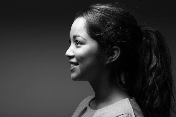 Beautiful caucasian woman is smiling on black and white tone - Foto, Bild