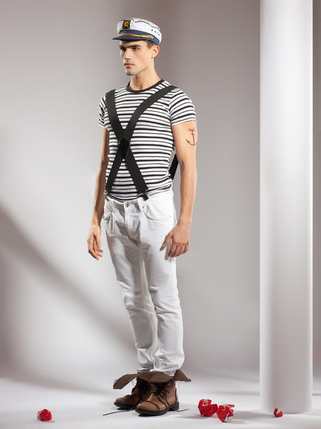 modelo masculino joven muy atractivo vestido como un marinero - sesión de estudio de cuerpo completo
 - Foto, imagen