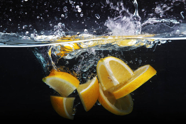 Limoni che cadono in acqua da vicino
 - Foto, immagini