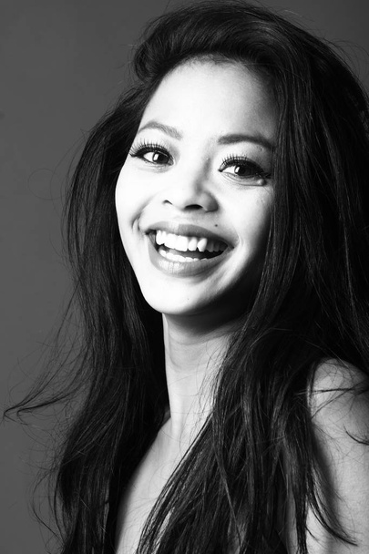 Lachende Aziatische jonge vrouw op zwart-witprinter Toon - Foto, afbeelding