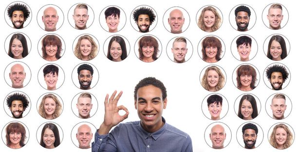 Homem afro-americano está mostrando sinal Ok no fundo de ícones com rostos de pessoas
 - Foto, Imagem