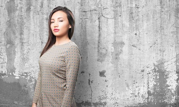 Aziatische vrouw poseren op grijs grunge achtergrond - Foto, afbeelding