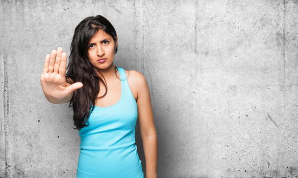 donna latina che fa stop gesto
 - Foto, immagini