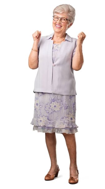 Полнотелая старшая женщина очень счастлива и взволнована, поднимая руки, празднуя победу или успех, выигрывая в лотерею
 - Фото, изображение