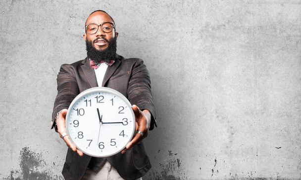 bussines noir homme tenant une grande horloge
 - Photo, image