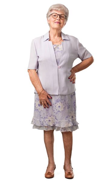 Całego ciała starszy kobieta z rąk na biodrach, stałego, zrelaksowany i uśmiechnięty, bardzo pozytywny i wesoły - Zdjęcie, obraz