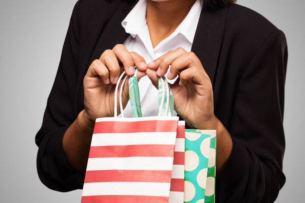 Latijn zakenvrouw houden van boodschappentassen - Foto, afbeelding