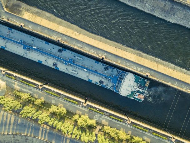 vista aérea de la terminal de pasarela del muelle del buque en el puerto f
 - Foto, imagen