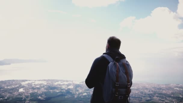 Arrière vue heureux homme touristique réussi bénéficiant d'une vue imprenable sur le ciel depuis le sommet du volcan Vésuve, en s'éloignant
. - Séquence, vidéo
