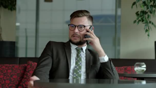 Hr-manager talking by phone in office. - Materiał filmowy, wideo