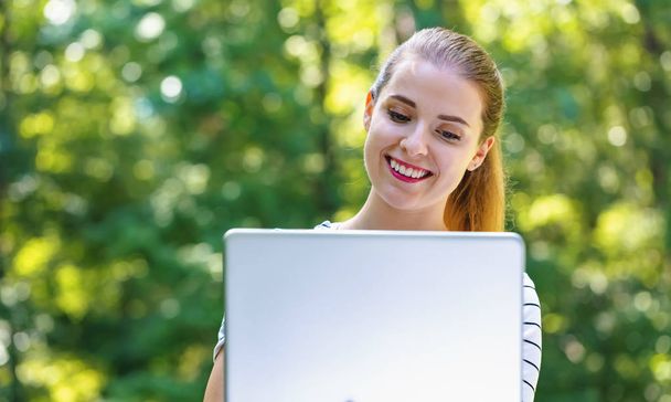 Young woman with a laptop computer - Foto, imagen
