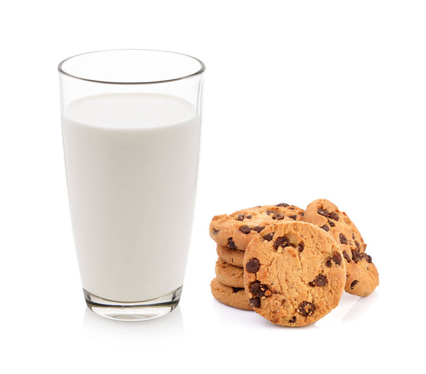 vaso de leche y galletas aisladas en blanco
 - Foto, Imagen
