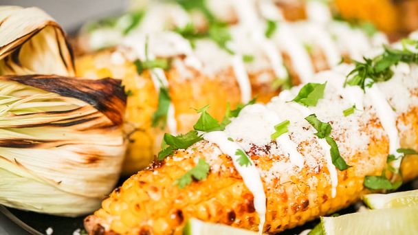 Making Mexican corn on the cob Elote. - Foto, afbeelding
