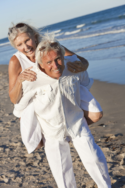 Boldog idősebb pár szórakozik a Tropical Beach - Fotó, kép