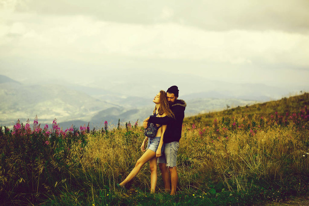 Romantic couple on mountain top - Valokuva, kuva