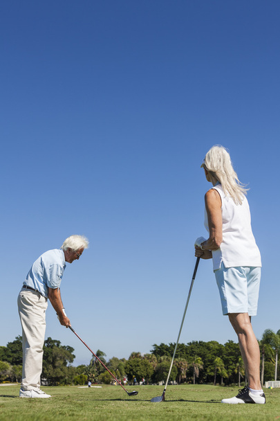gelukkige senior paar golfen - Foto, afbeelding