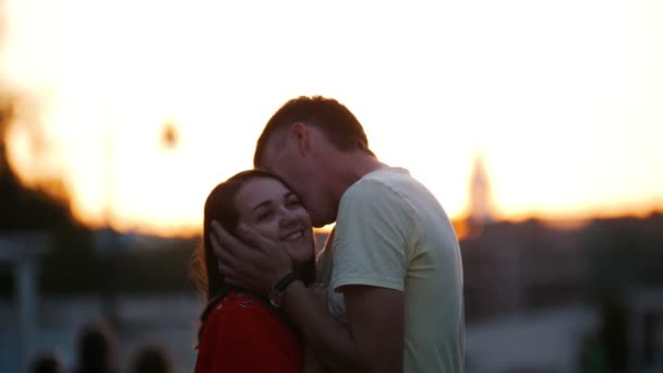 Egy férfi ölelést és csók a szeretett nő. Egy nő azt mondja neki valami. - Felvétel, videó