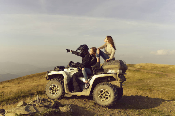 Man and girls ride quad - Fotó, kép