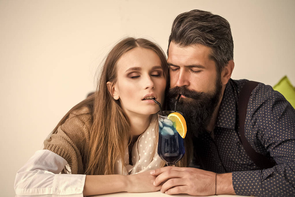 Young couple drinking cocktail - Fotografie, Obrázek