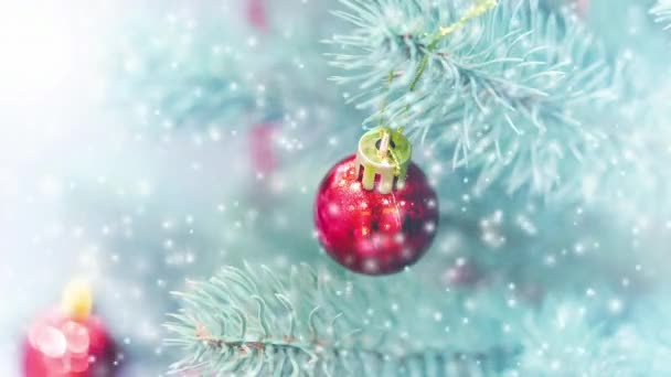 Yılbaşı ağacı süsleri oyuncaklar ve karla kaplı Noel ağacı dalları - Video, Çekim