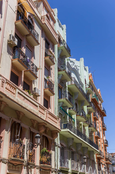 Coloridos edificios de apartamentos en el barrio de Russafa de Valencia, España
 - Foto, imagen