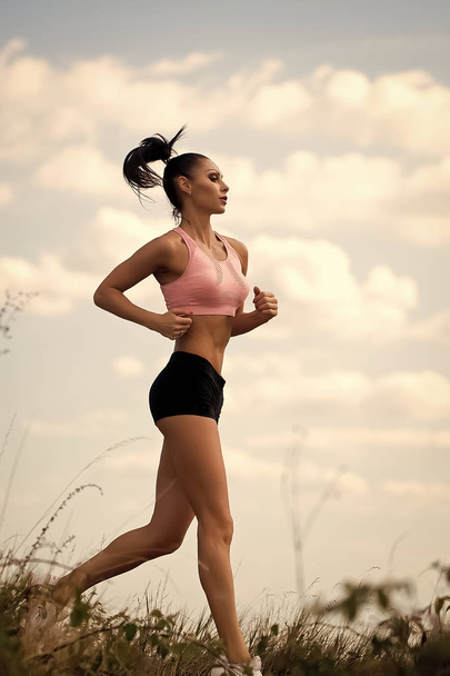 Attractive woman running - Zdjęcie, obraz