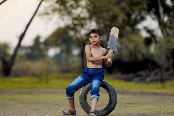 インド農村の子供演奏クリケット - 写真・画像
