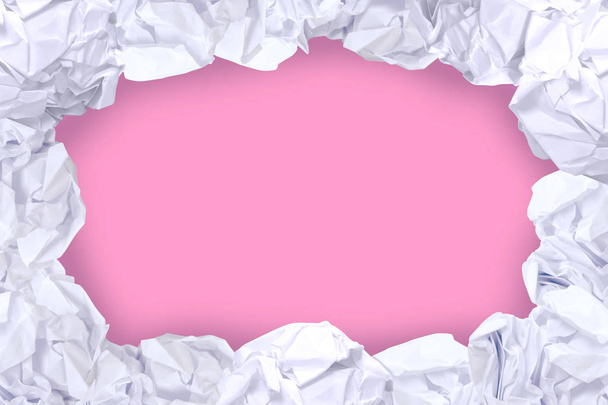 verfrommeld papier bal wit frame op roze kleur en kopie ruimte achtergrond, kopie ruimte in ruwe papier afval bal op roze achtergrond voor Witboek bal banner reclame sociale - Foto, afbeelding