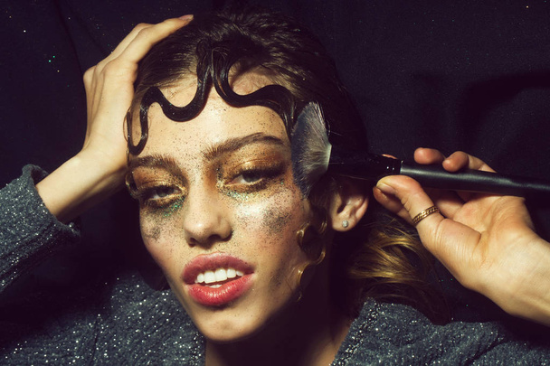 Pretty fashion girl putting holiday glitter makeup - Fotoğraf, Görsel