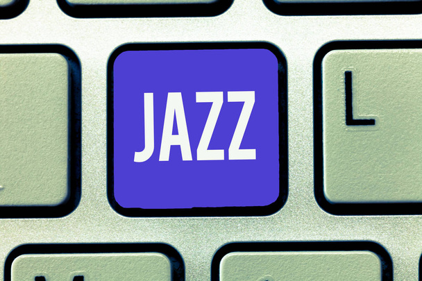 Κείμενο πινακίδα που δείχνει την τζαζ. Εννοιολογική φωτογραφία δυναμική ρυθμό χρησιμοποιώντας ορείχαλκο και ξύλινα πνευστά όργανα να παίξουν τη μουσική - Φωτογραφία, εικόνα