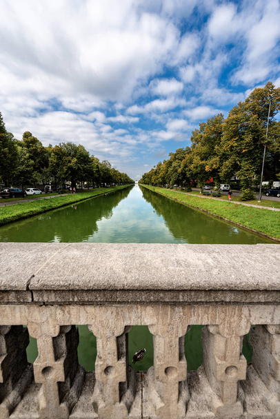 nymphenburger kanal, kanal zum barocken schloss nymphenburg in münchen, bayern, deutschland, europa - Foto, Bild
