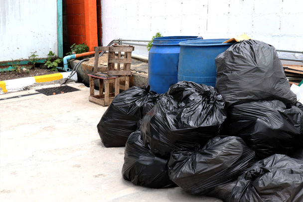 сміття це купа партій сміття, багато сміття пластикових пакетів чорні відходи в прогулянковому селищі громади, забруднення від сміття пластикових відходів сміття, мішки з пластикових відходів, купа сміття відходів, багато відходів сміття
 - Фото, зображення