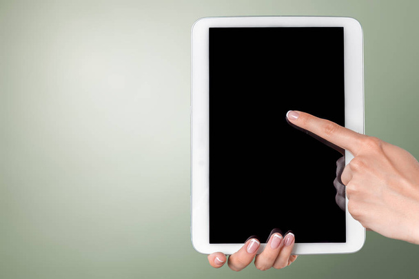 image recadrée de la femme à l'aide d'une tablette numérique avec écran blanc
  - Photo, image