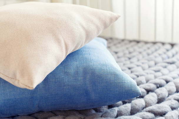 Szary dywan Hyacinth olbrzymie z poduszkami - Zdjęcie, obraz