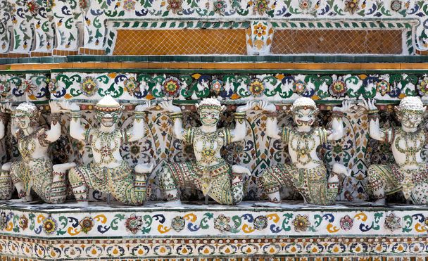 Olbrzymie, posągi strażnika demonów na pagoda Wat Arun i Wat Arun Ratchawararam Ratchawaramahawihan w Bangkok, Tajlandia - Zdjęcie, obraz