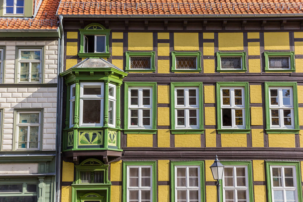 Барвисті жовто-зелені Фахверкові будинки Вернігероде, Німеччина - Фото, зображення