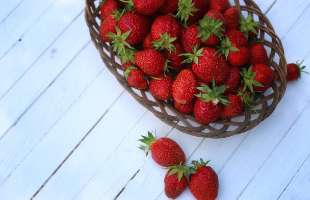 frische Erdbeeren im Freien - Foto, Bild