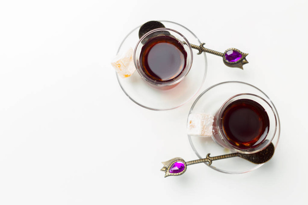 Türkischer Tee in traditionellem Glas isoliert auf weißem Hintergrund - Foto, Bild