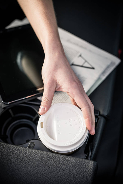 Femme main prenant tasse de café du porte-voiture
 - Photo, image