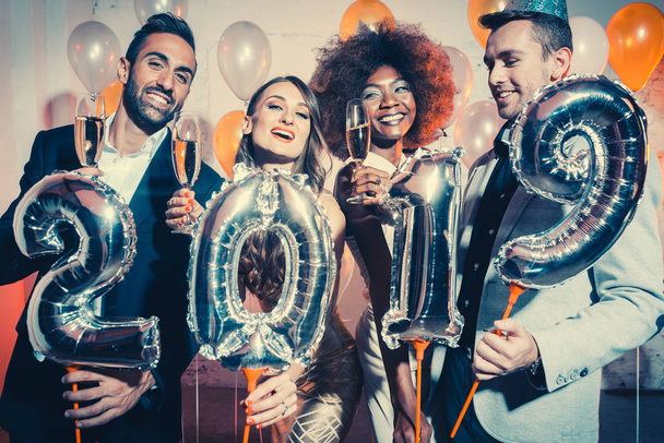 Partyvolk Frauen und Männer feiern Silvester 2019 - Foto, Bild