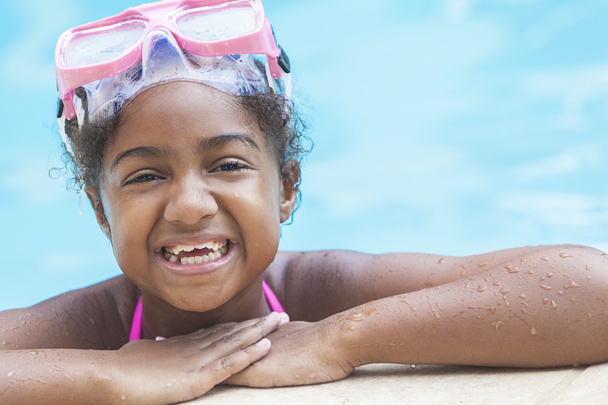 Afrikkalainen amerikkalainen tyttö lapsi uima-altaassa suojalasit
 - Valokuva, kuva