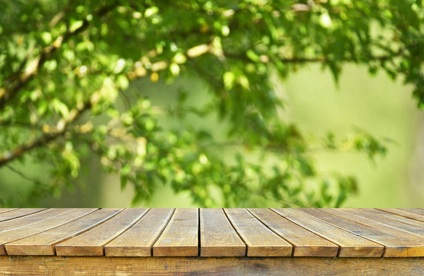 Prázdnou dřevěný stůl s rozmazané pozadí přírodní - Fotografie, Obrázek