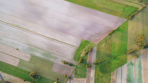 bela paisagem aérea com campos de verão durante o pôr do sol
 - Foto, Imagem