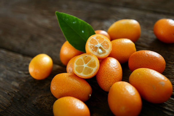 Kumquats fruta en la vieja mesa de madera
 - Foto, Imagen