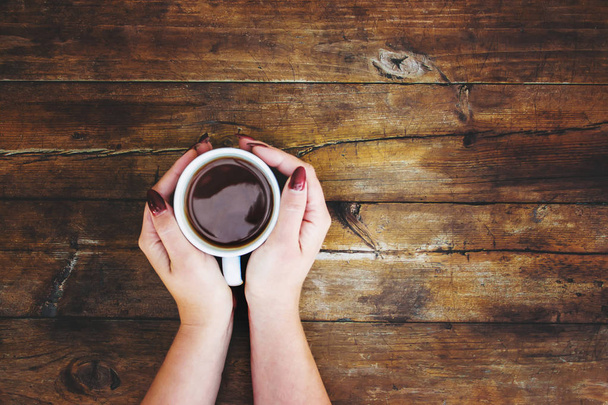 Une tasse de thé dans les mains. Concentration sélective. boisson. - Photo, image